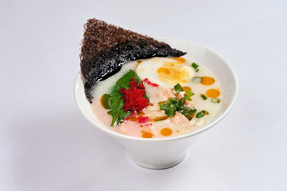 Сливочный рамен с лососем, яйцом и шпинатом